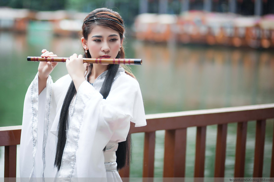 笛子美女吹竹笛的白衣古装美女